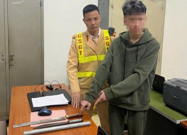 Đối tượng và tang vật thu giữ.