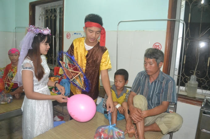Chú cuội, chị hằng… cũng xuất hiện tại bệnh viện tặng quà bệnh nhi nghèo.
