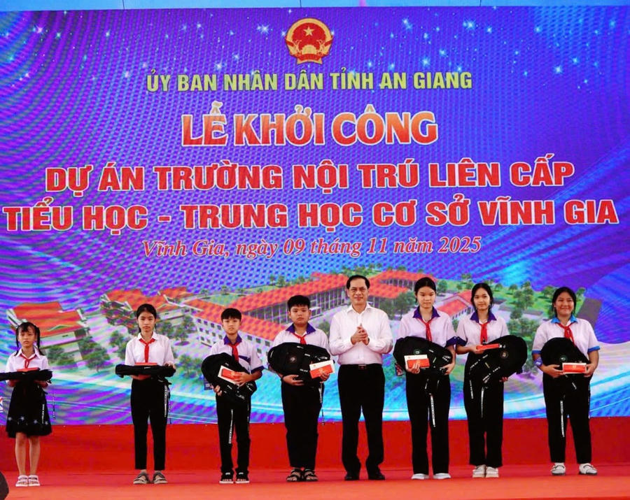 Phó thủ tướng Bùi Thanh Sơn tặng quà các học sinh tiêu biểu, có hoàn cảnh khó khăn của Trường Nội trú liên cấp Tiểu học - THCS Vĩnh Gia