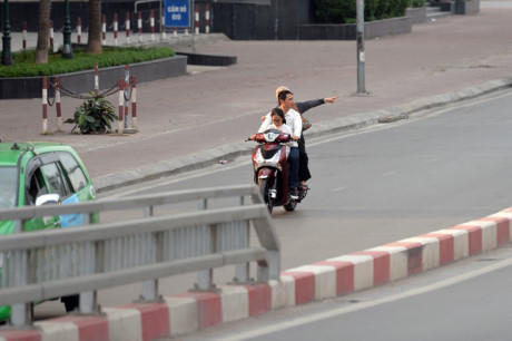 Cảnh tương tự tại phố Nguyễn Chánh (quận Cầu Giấy) chiều mùng 2 Tết.