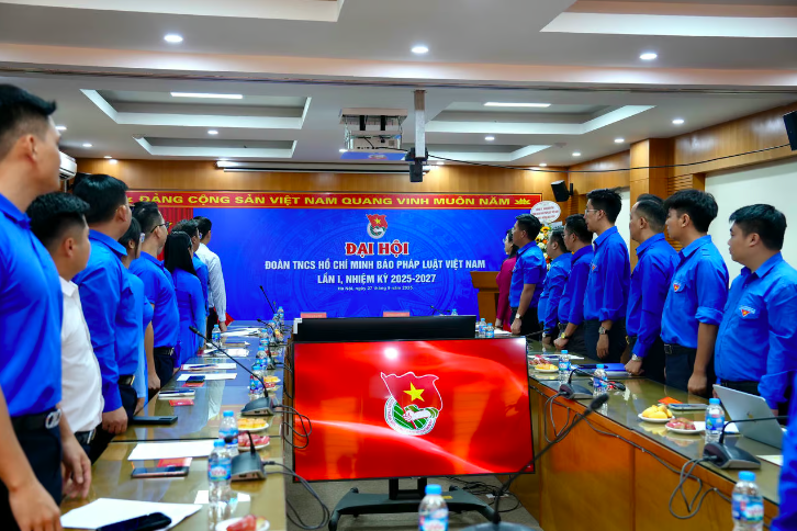 Các đại biểu làm lễ chào cờ. (Ảnh: T.Oanh)