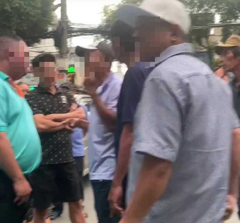 Nhóm người đàn ông hành hung tài xế taxi.