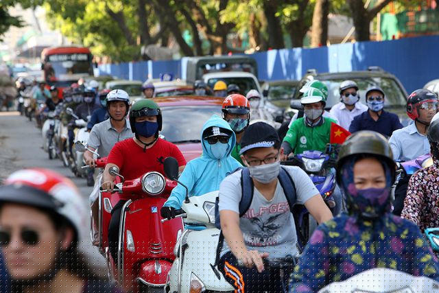 Đường Phạm Văn Đồng nằm trên vành đai 3 dẫn lên cầu Thăng Long vốn là tuyến đường giao thông quan trọng hay xảy ra ùn tắc, thời điểm hiện tại đang thi công đường trên cao Mai Dịch - Nam Thăng Long khiến lòng đường bị chia cắt, thu hẹp, giao thông khó khăn vào giờ cao điểm.