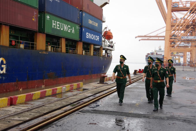 Tuần tra bảo vệ chủ quyền, bảo đảm an ninh tại cửa khẩu Cảng.