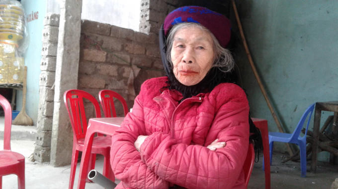 Bà Bình kể lại câu chuyện đã được ba mẹ kể cho nghe từ thời thơ ấu. Ảnh: Nguyệt Chi.