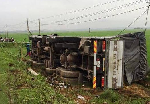 Tài xế bị thương nhẹ, toàn bộ số dưa đã được người dân thu gom giúp chuyển sang xe khác.