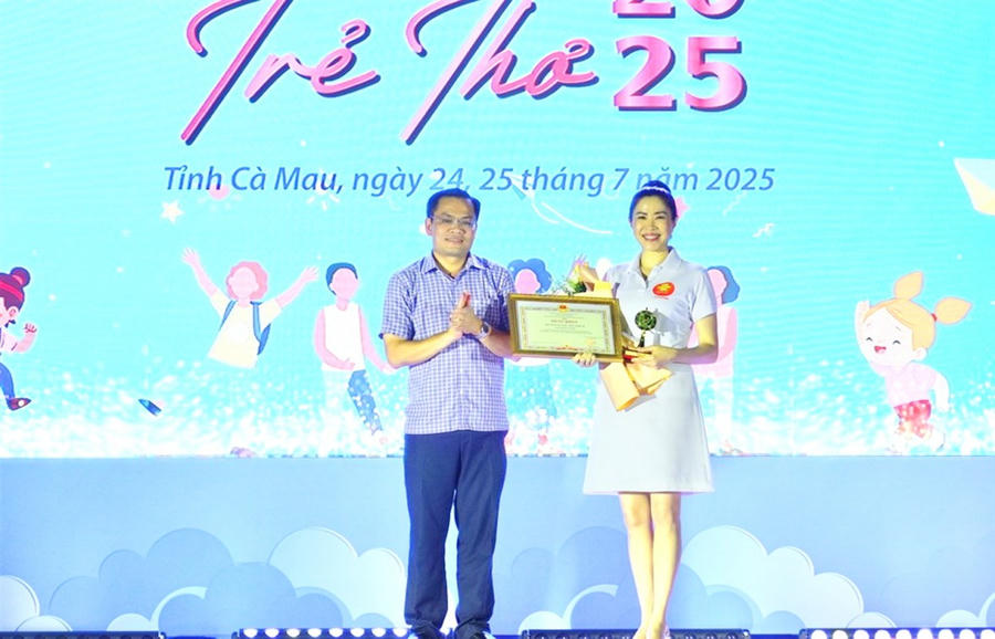 Ông Ngô Vũ Thăng – Phó Chủ tịch UBND tỉnh Cà Mau (bên trái) trao Bằng khen của Chủ tịch UBND tỉnh cho ca sĩ – MC Quỳnh Hoa - Phó Giám đốc Nhà Văn hóa Thanh niên TP. Hồ Chí Minh, vì đã có nhiều đóng góp tích cực trong công tác vận động, kêu gọi nguồn lực hỗ trợ thiếu nhi tỉnh Cà Mau (Ảnh: Bích Ngọc).