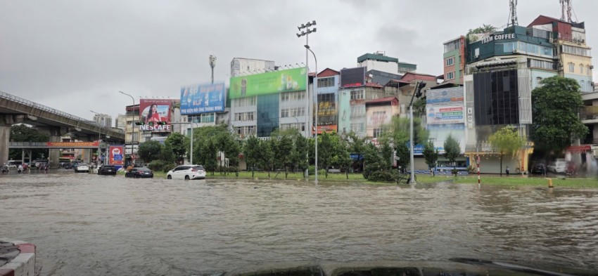 Mưa to gây ngập ở Trung tâm Hà Nội.