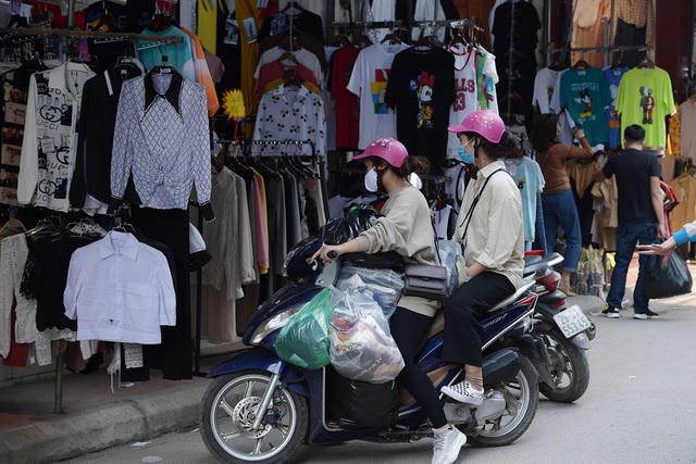 Nhiều tiểu thương từ các nơi đổ về Ninh Hiệp để nhập hàng, chủ yếu là quần áo, giày dép, phụ kiện
