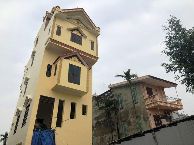Cũng theo người dân, khi ngôi nhà xây đến tầng 2 thì đã có hiện tượng nghiêng nhưng gia chủ vẫn tiếp tục cho xây dựng.