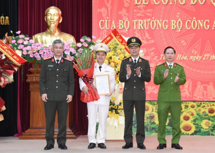 Lãnh đạo Công an tỉnh Thanh Hoá chúc mừng tân Phó Giám đốc Công an tỉnh Thanh Hóa.