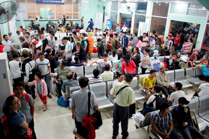 Nhà chờ Ga Biên Hoà đông nghẹt người. (Ảnh thanhnien.vn)
