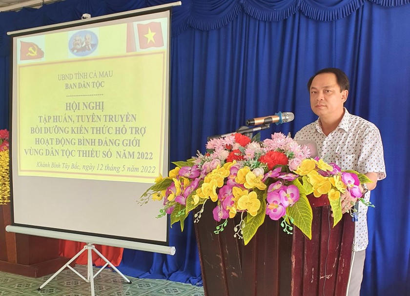 Ông Trường tuyên truyền và trợ giúp pháp lý tại huyện Đầm Dơi.