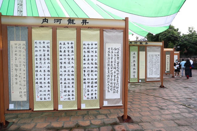 Triển lãm thu hút sự quan tâm của đông đảo giới yêu thư pháp và văn chương đến thưởng lãm.