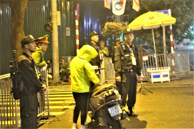 Lực lượng an ninh kiểm tra các phương tiện di chuyển vào khu vực cấm