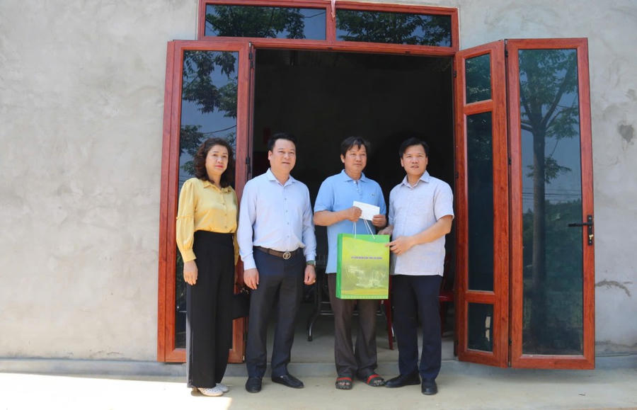 Phó Chủ tịch UBND tỉnh Cao Bằng Trịnh Trường Huy thăm, tặng quà gia đình ông Bàng Lương Vương, xóm Bản Chang, xã Dân Chủ.