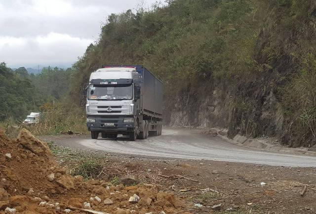 Ngay tại đèo Bông Lau đoạn Quốc lộ 4A từ Lạng Sơn sang Cao Bằng là những khúc cua nguy hiểm. Ảnh: Cao Tuân