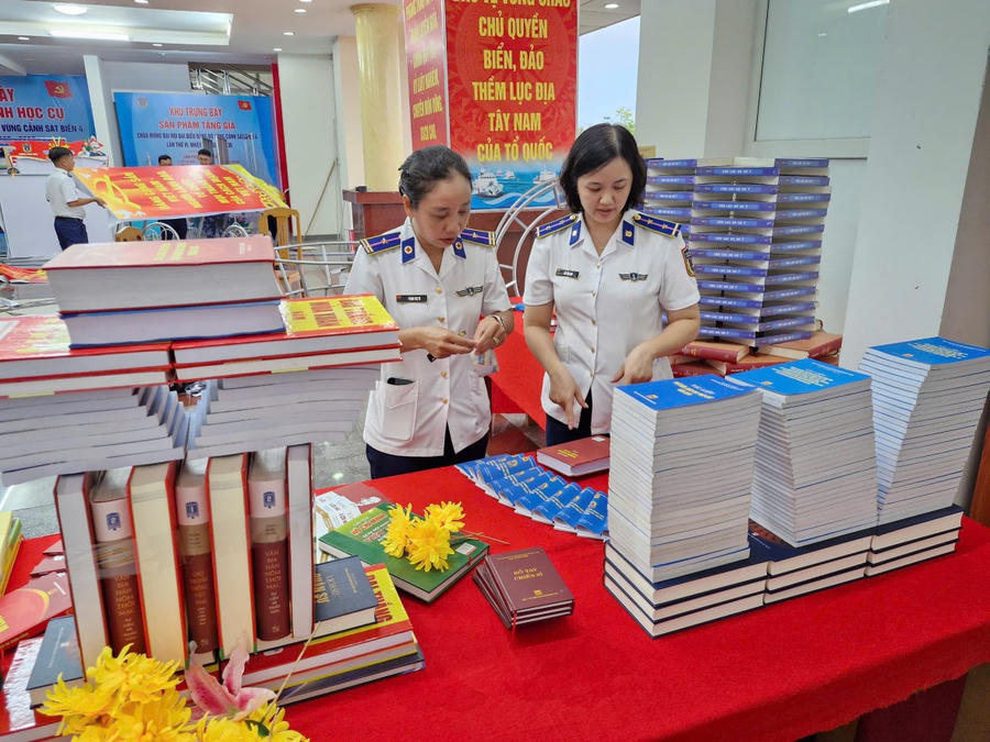 Cán bộ, chiến sĩ hăng say làm tốt công tác trang trí Đại hội.