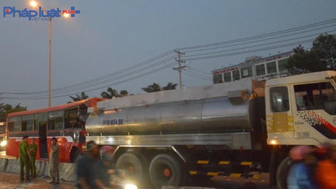 Lực lượng chức năng có mặt tại hiện trường giải quyết vụ việc.