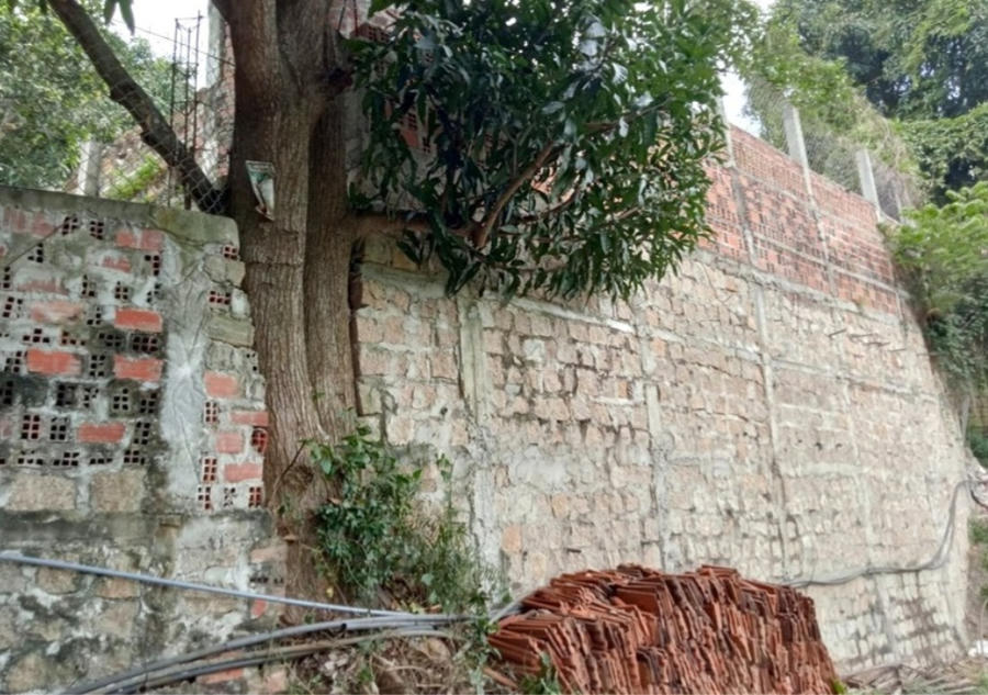 Bức tường cao chót vót của một công trình xây dựng trái phép tồn tại nhiều năm tại Quy Nhơn
