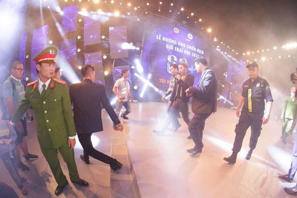 Do có fan bị ngất, Sơn Tùng vội vàng nói câu xin lỗi rồi lui nhanh vào hậu trường, dừng phần biểu diễn của mình. (Ảnh: Tuấn Minh Vũ)