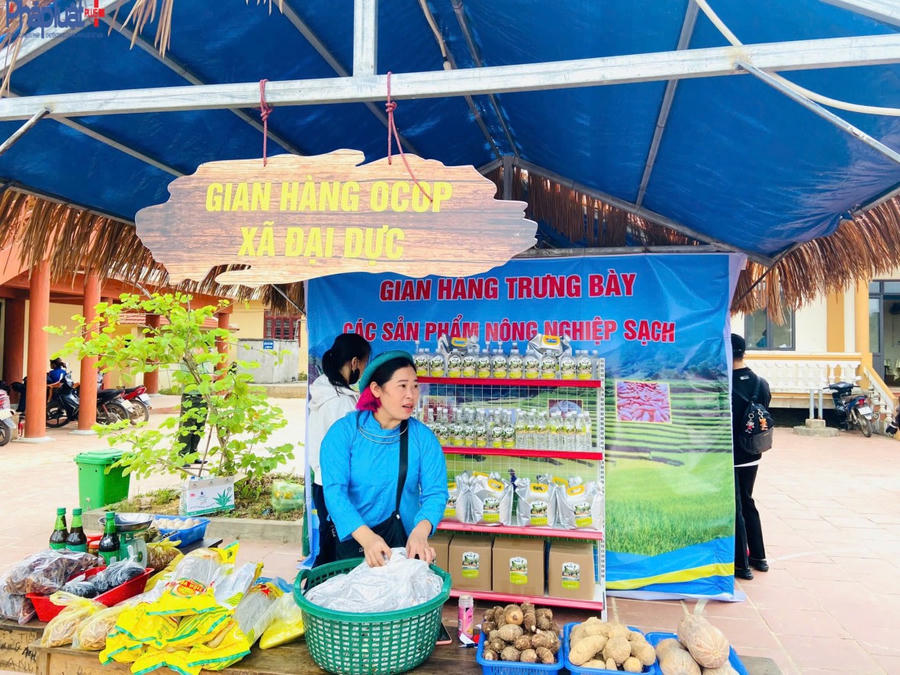 Gian hàng trưng bày các sản phẩm nông nghiệp sạch của người dân huyện Tiên Yên.