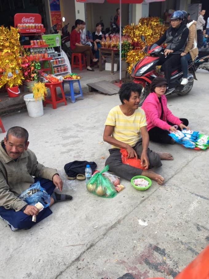 Một dãy ngồi xếp hàng ăn xin trước cổng đền Bà Chúa Kho