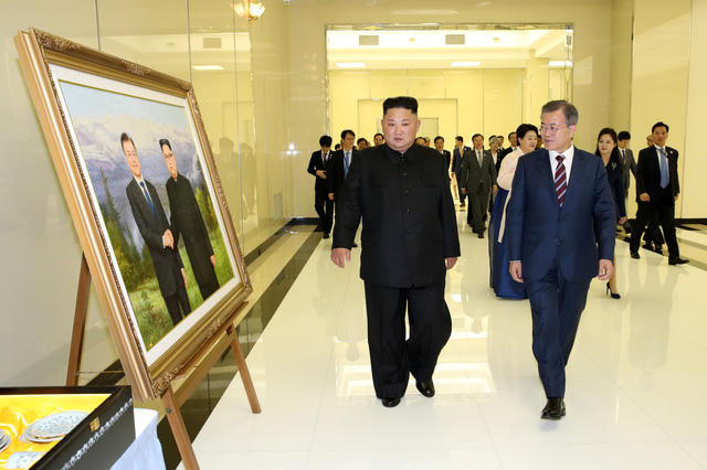 Sau chương trình nghệ thuật tại nhà hát lớn Bình Nhưỡng, nhà lãnh đạo Kim Jong-un đã mời Tổng thống Moon Jae-in và phu nhân tới dự bữa tiệc tối được tổ chức tại hội trường Mokrankwan.