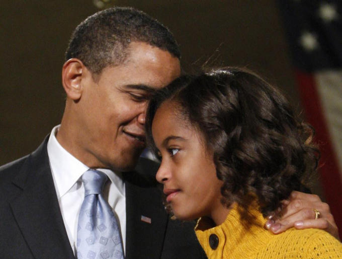 Ông Obama luôn dành cho con gái những cử chỉ âu yếm. (Ảnh: Reuters)