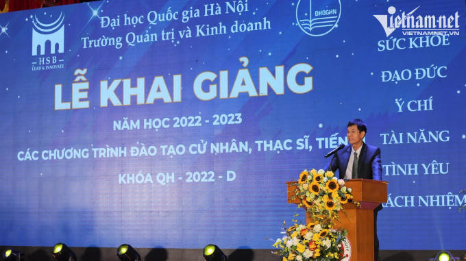 PGS.TS Hoàng Đình Phi, Hiệu trưởng Trường Quản trị và Kinh doanh - ĐH Quốc gia Hà Nội phát biểu tại lễ khai giảng năm học mới 2022-2023. Ảnh: Thanh Hùng