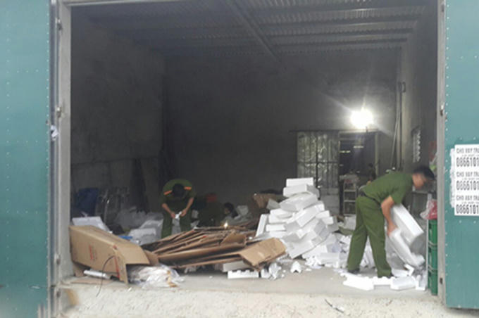 Công an khám xét kho hàng của Nguyễn Thị Tâm