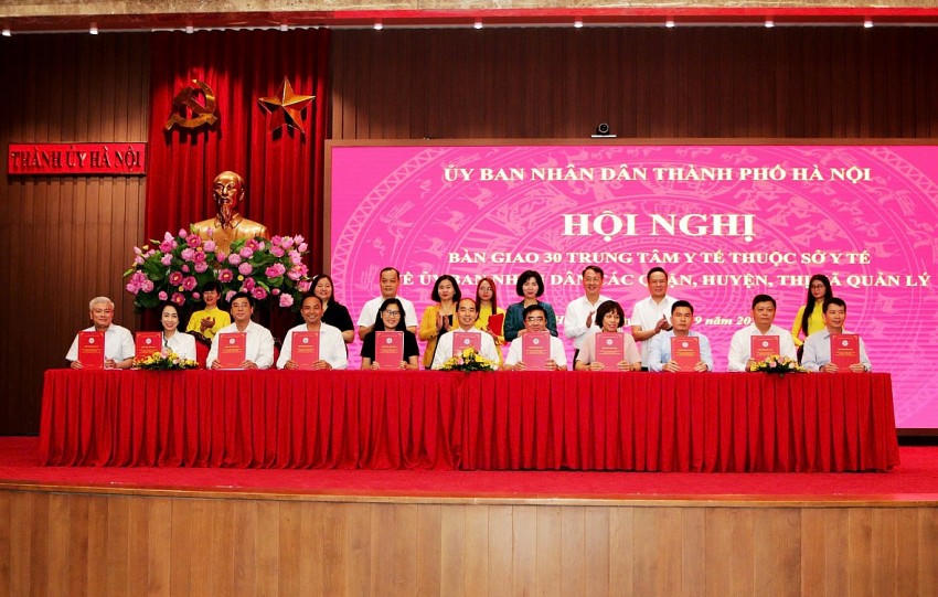 Lãnh đạo thành phố Hà Nội chứng kiến lễ ký biên bản bàn giao giữa Sở Y tế Hà Nội và 30 quận, huyện, thị xã