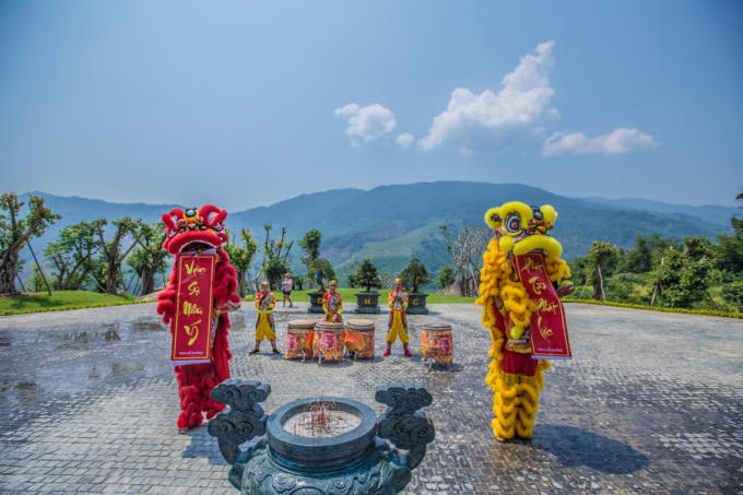 Múa     lân     trống     rồng     tại   CVSKN   Núi     Thần     Tài- Đà Nẵng.