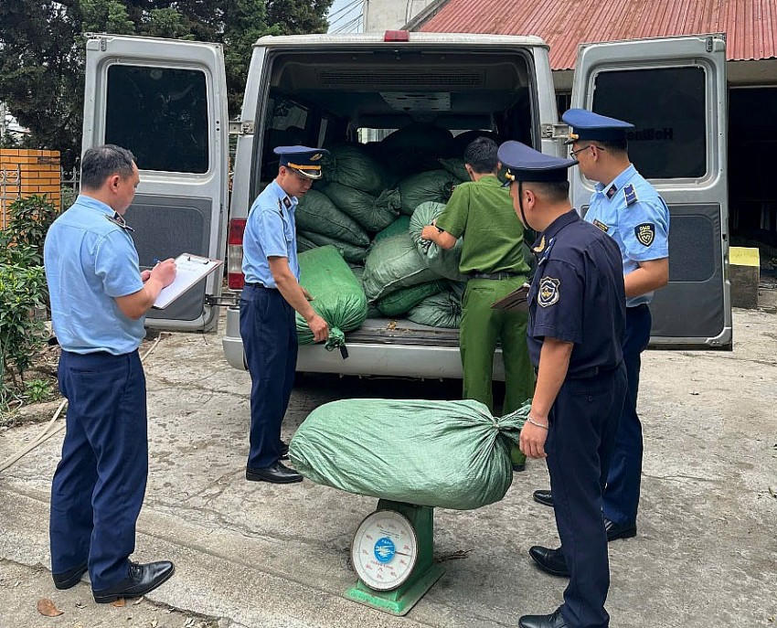 Lực lượng chức năng tỉnh Cao Bằng bắt giữ nguyên liệu thuốc lá nhập lậu, không rõ nguồn gốc.