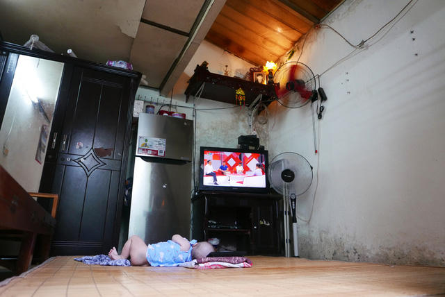 Tương tự, ngôi nhà hàng xóm của chị Hương cũng trong tình trạng chật chội, chắp vá.