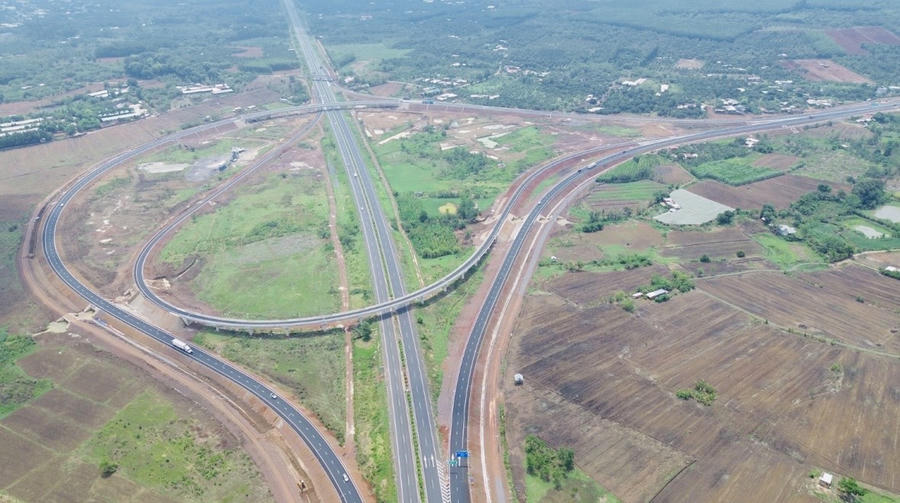 Cao tốc Bến Lức - Long Thành và sân bay Long Thành dự kiến hoàn thành cuối 2025, sẽ rút ngắn thời gian từ miền Tây đến Đồng Nai, TP.HCM chỉ còn dưới 90 phút.