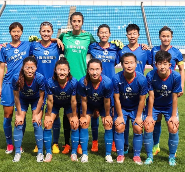 Ngoài tình yêu bóng đá, cô còn thích nghe nhạc rock và chơi trống. Nữ vận động viên cũng thích xăm hình, viết lách và sáng tạo các video để đăng vlog.