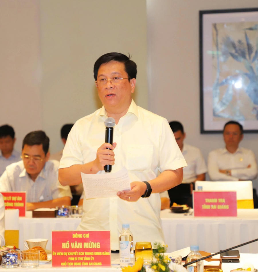 Chủ tịch UBND tỉnh An Giang Hồ Văn Mừng báo cáo tại buổi làm việc