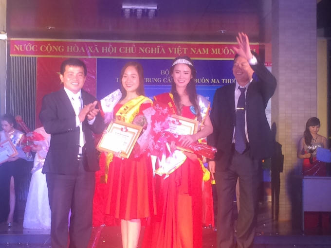 Đại diện nhà trường trao giải