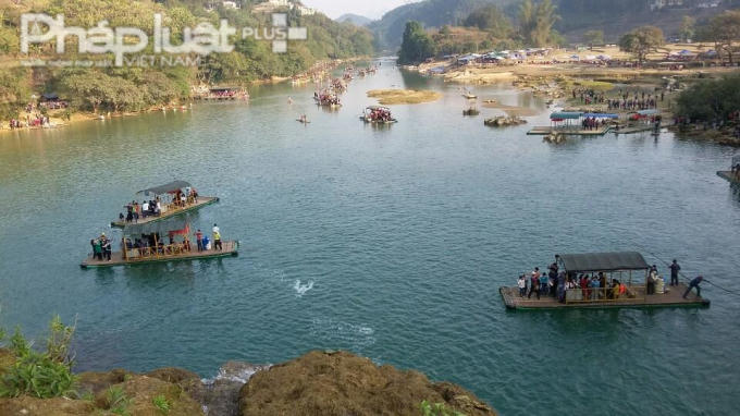 Nhiều du khách chọn Thác Bản Giốc là điểm du lịch lý tưởng. (Ảnh: Đức Khanh).