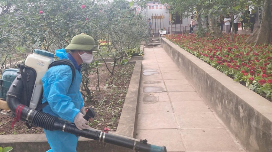 Cán bộ y tế làm công tác diệt khuẩn, vệ sinh.