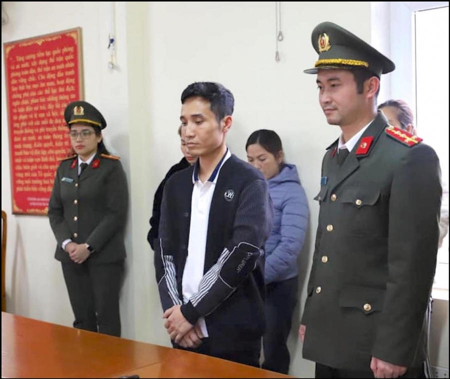 Đỗ Trọng Anh (giữa) bị khởi tố về tội Tổ chức cho người khác trốn đi nước ngoài (Ảnh: Báo Công an nhân dân).