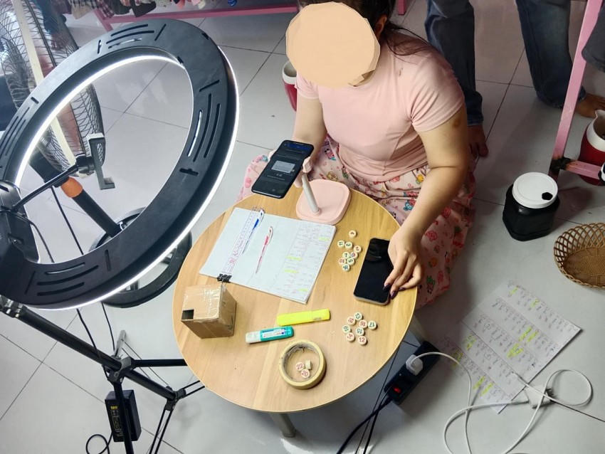 Đối tượng đang thực hiện hành vi tổ chức đánh bạc thông qua hình thức chơi lô tô trong phiên livestream. Ảnh: congan.tiengiang.gov.vn