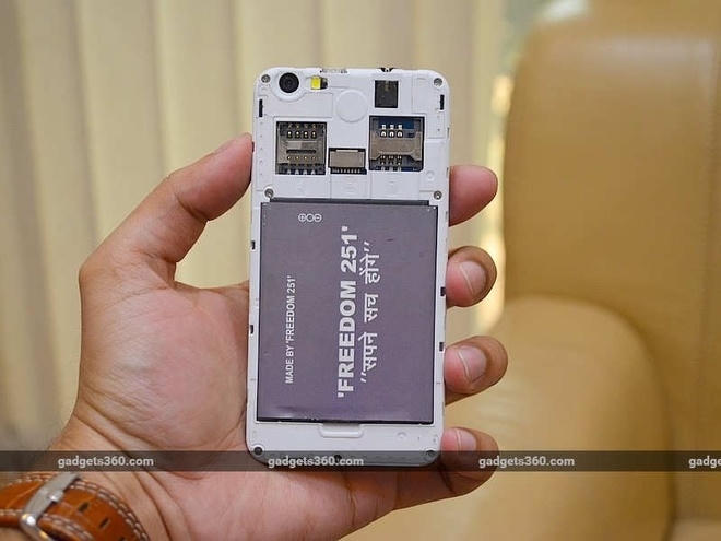 Freedom 251 có nắp lưng tháo rời cho phép thay thế pin dễ dàng. Viên pin đi kèm sản phẩm đạt dung lượng 1.450 mAh.