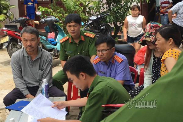 Cơ quan điều tra lấy lời khai nghi can Đinh Viết Sử (ngoài cùng bên trái) khi mới xảy ra vụ hỗn chiến