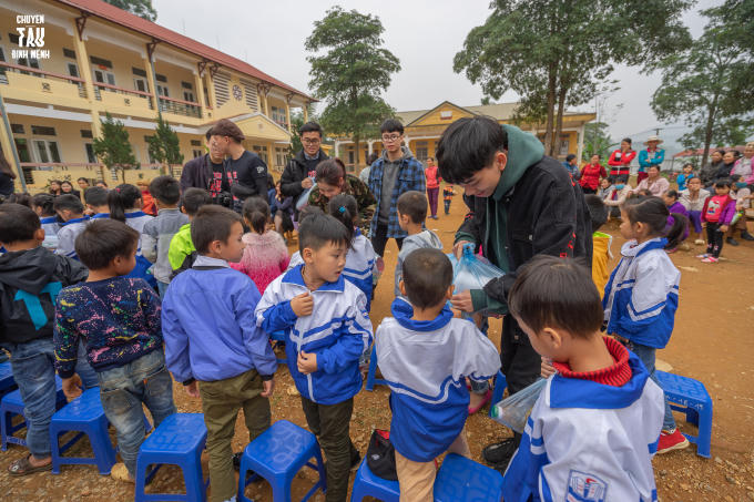 Ngắm nhìn những ánh mắt, nụ cười hồn nhiên trong veo của các em nhỏ có hoàn cảnh khó khăn nhưng luôn lạc quan, yêu đời, các thành viên trong BTC đều vô cùng xúc động và nghẹn ngào.
