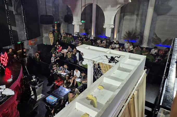 Các lực lượng kiểm tra hành chính tại quán Maximus Lounge. Ảnh : VKSND Hải Phòng.