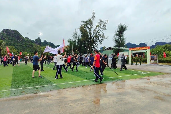 Tình huống giả định, đám đông tụ tập trước Cổng UBND tỉnh H, yêu cầu giải quyết các đối tượng xấu lợi dụng, kích động, mua chuộc gây rối mất trật tự.