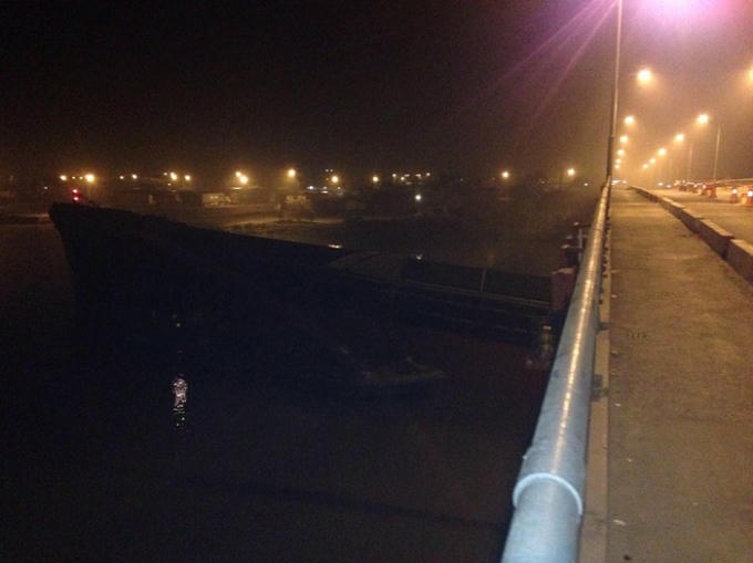 Phần mũi tàu lọt qua thân cầu, nhưng phần khu lái bị mắc lại.