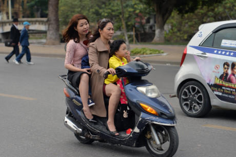 Hai phụ nữ để tóc bay trong gió.
